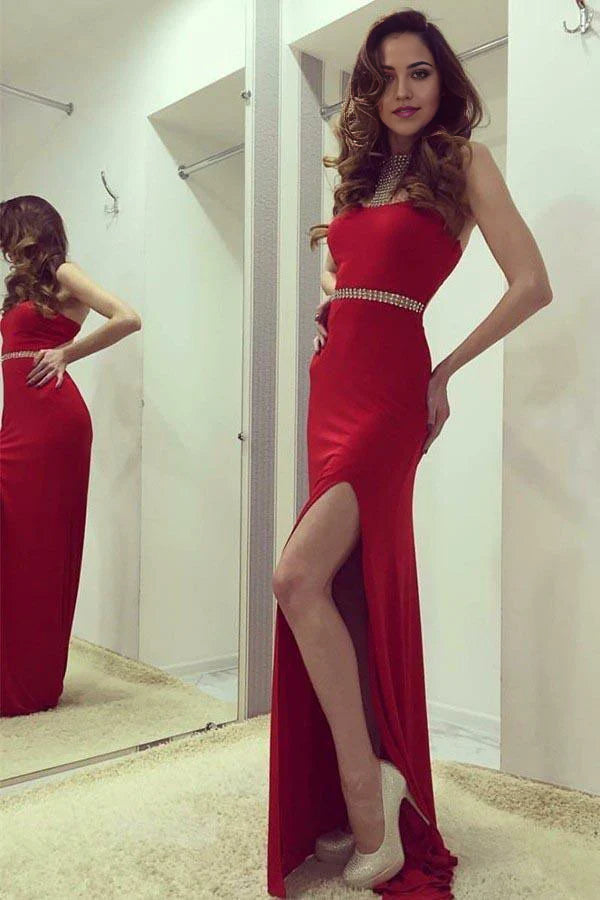 Vestido de fiesta rojo con escote redondo, espalda abierta y abertura con cuentas